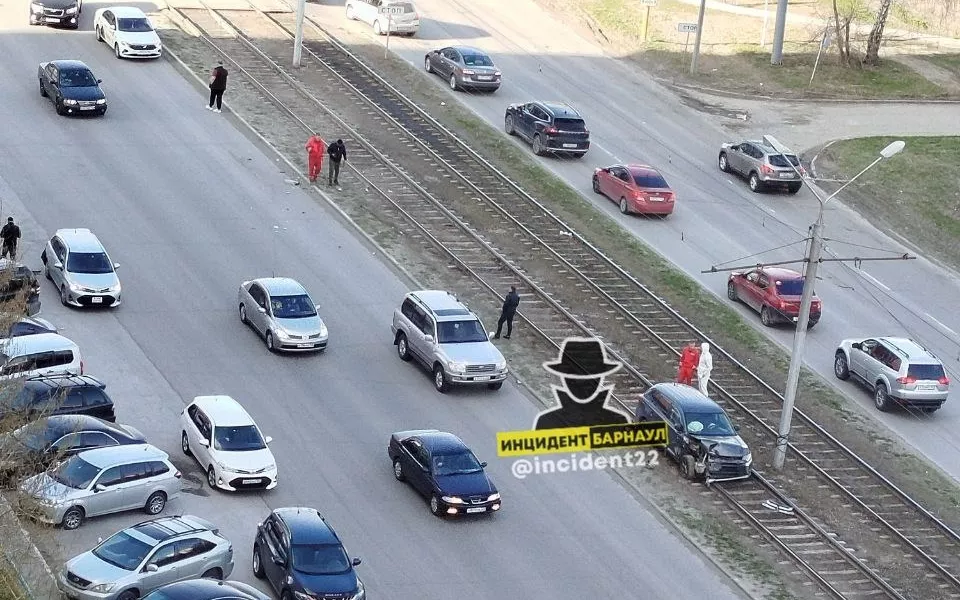 В Барнауле автомобиль вылетел на трамвайные рельсы
