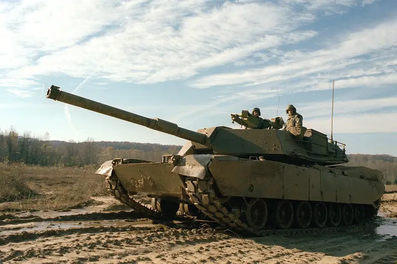 Появились кадры прилёта в зоне спецоперации FPV-дрона по танку Abrams американского производства