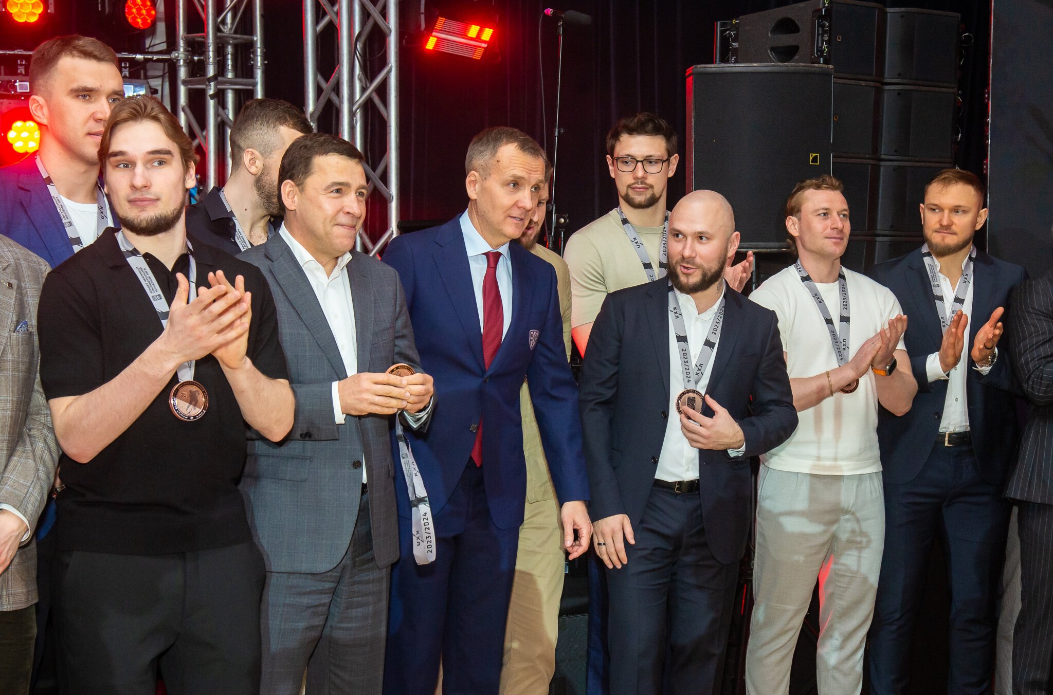 Вице-президент КХЛ Точицкий и губернатор Куйвашев наградили Автомобилист бронзовыми медалями. Это лучший результат в истории клуба